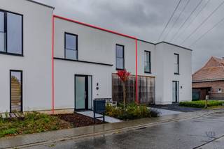 Ontdek deze prachtige recente - energiezuinige woning (EPC 28 kWh/(m²jaar)) die comfort, een moderne stijl en functionaliteit perfect combineert. Bij het binnenkomen word je verwelkomd in een ruime inkomhal met gastentoilet, die meteen de toon zet voor de rest van de woning.<br /><br />De lichtrijke leefruimte met open keuken biedt een aangename, open sfeer en een prachtig zicht op de tuin – ideaal om gezellig te tafelen of te ontspannen met familie en vrienden.<br /><br />Op de bovenverdieping vind je drie volwaardige slaapkamers, een moderne badkamer met bad, douche en dubbele lavabo, én een apart toilet. Daarnaast is er ook een technische berging voorzien.<br /><br />De tuin is perfect van grootte: aangenaam vertoeven, maar toch beperkt in onderhoud – een echte troef voor wie houdt van genieten zonder zorgen!<br /><br />Verder beschikt de woning over een inpandige garage met aansluitingen voor wasmachine en droogkast, en is er extra parkeerruimte op de oprit.<br /><br />Bijkomend aanwezig: <br />- zonnepanelen (11st.) <br />- slimme zonnewering: zonnescreens (beneden) en rolluiken (boven, achteraan)<br /><br />Op de aankoop van deze woning betaalt u registratierechten, en géén btw.<br />Dit maakt van deze quasi nieuwbouwwoning een bijzonder interessante opportuniteit.<br /> <br />Kortom: een instapklare woning met oog voor comfort en gemak – een ideale thuis voor gezinnen of koppels, en een interessante kans voor wie op zoek is naar een slimme investering.