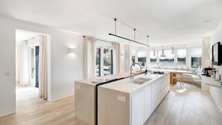 Uitzonderlijke villa zeer rustig gelegen in het Zoute op enkele passen van het Albertplein en de Zeedijk.Prachtige renovatie met uiterst smaakvolle...