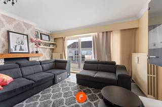 Perfect onderhouden appartement op de eerste verdieping (met lift). Ruime indeling met inkomhal, apart toilet, wasplaats, 2 volwaardige...