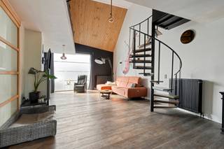 Ben je op zoek naar een woning die wonen, zorgen en/of werken moeiteloos combineert? Dan is deze charmante halfopen bebouwing met volledig...