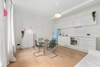 <p>Charmant appartement in de gegeerde Markgravebuurt van Antwerpen, vlak bij Antwerpen-Zuid en het Hof van Leysen.<br /><br />Dit instapklaar appartement combineert hedendaags comfort met een aangename en open sfeer, ideaal voor wie op zoek is naar een comfortabele woonplek in de stad. Gelegen in de populaire Markgravebuurt geniet je hier van een uitstekende ligging, met de gezellige Troonplaats, het Hof van Leysen, scholen, openbaar vervoer en invalswegen op wandelafstand. De praktische indeling en verzorgde afwerking maken dit appartement bijzonder aantrekkelijk voor starters, alleenstaanden of investeerders. Dankzij de centrale ligging en de onmiddellijke nabijheid van Antwerpen-Zuid woon je hier in een levendige omgeving met alle dagelijkse voorzieningen binnen handbereik. <br /><br />Belangrijkste ruimtes:<br />• Woonkamer met aangename lichtinval en open leefruimte<br />• Keuken uitgerust met oven, vaatwasser, dampkap, koelkast met vriesvak en spoelbak<br />• Slaapkamer met ingemaakte kasten<br />• Badkamer met douche, enkele wastafel in meubel en aansluiting voor wasmachine en droogkast<br />• Apart toilet met handenwasser<br />• Inkomhal <br /><br />Troeven:<br />• Gelegen in de gegeerde buurt<br />• Instapklaar appartement met hedendaags comfort en verzorgde afwerking<br />• Fietsenstalling in het gebouw<br /><br />Neem vandaag nog contact op met je ERA-makelaar voor een bezoek. JOUW DROOMAPPARTEMENT. ZO GEVONDEN!</p>