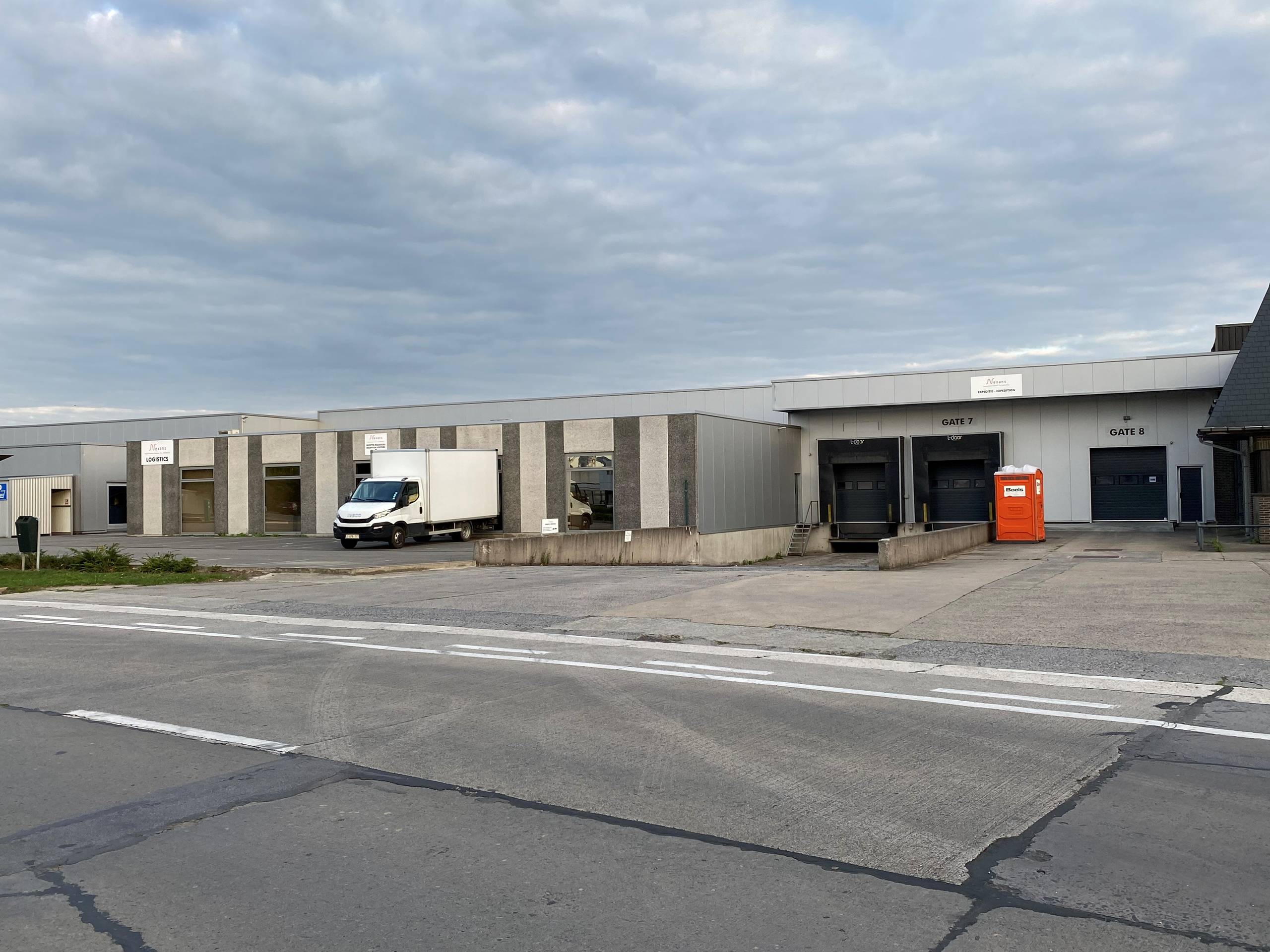 MODERNE MAGAZIJNEN MET KANTOOR EN PRIVEPARKING NABIJ E40  - foto 1