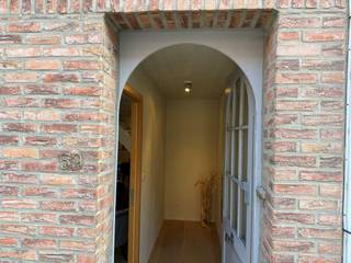Deze woning ligt vlak bij het centrum van Wevelgem en beschikt over een uitzonderlijk zuidgericht perceel van maar liefst 1821m².<br /><br />De woning telt 3 slaapkamers en ca 165m² bewoonbare oppervlakte. Ze is perfect bewoonbaar, maar biedt vooral heel wat potentieel om er met een eigen visie een prachtige thuis van te maken. Er zijn bovendien twee garages aanwezig, regenwaterput, boorput, wijnkelder en twee zolders.<br /><br />Ook voor dieren- en tuinliefhebbers is dit een bijzondere plek. Op het terrein bevinden zich een paardenstal voor twee paarden, verblijven voor kippen en schapen, twee serres en een ruime moestuinzone. <br /><br />Een zeldzame combinatie van een groot perceel, tal van mogelijkheden en een centrale ligging. Ideaal voor wie landelijk wil leven zonder afgelegen te wonen.<br /><br />De algemene voorwaarden van Dewaele DIY kunt u steeds raadplegen via dewaele.com.<br /><br />Dit pand is onderworpen aan de renovatieverplichting van de Vlaamse overheid voor residentiële gebouwen (behoudens bij sloop binnen 5 jaar na de aankoop). Consulteer voor meer informatie de website van het Vlaams Energie- en Klimaatagentschap via https://www.vlaanderen.be/een-woning-kopen/renovatieverplichting-voor-residentiele-gebouwen<br /><br />Bestuursmaatregelen in het maatregelenregister: in aanvraag