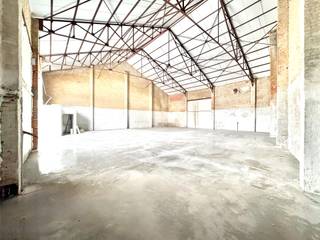 Gerenoveerd magazijn voor opslag met mooie vrije hoogte van 6,93m; Mogelijkheid tot platform; Nieuwe sectionale geautomatiseerde poort met hoogte...