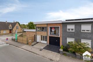 [[ DIT PAND NEEMT DEEL AAN DE ERA OPEN HUIZEN DAG OP 13/6 VAN 13:00 TOT 14:00 ]] 
<p>Gelegen in het gegeerde Sint-Michiels Brugge bevindt zich deze ruime gezinswoning met een praktische indeling en tal van mogelijkheden. Dankzij de centrale ligging, vlakbij scholen, winkels, openbaar vervoer en belangrijke invalswegen, geniet u hier van een vlotte bereikbaarheid gecombineerd met aangenaam wooncomfort.</p><p>De woning werd grondig gerenoveerd in 2015 en kreeg in 2024 bovendien een nieuw dak en zonnepanelen, wat bijdraagt aan het hedendaags wooncomfort en een betere energiezuinigheid.</p><p>Via de inkomhal betreedt u de lichtrijke leefruimte, waar grote raampartijen zorgen voor een aangename en open sfeer. Aansluitend bevindt zich de ruime keuken met eetplaats, een ideale plek voor het dagelijkse gezinsleven. Op het gelijkvloers vindt u verder nog een badkamer met gastentoilet, een praktische berging, een ruime wasplaats en een inpandige garage.</p><p>De verdieping omvat drie ruime slaapkamers en een verzorgde badkamer uitgerust met een ligbad, douche en dubbele wastafel.</p><p>Ook buiten beschikt deze woning over heel wat troeven. Het ruime terras en de aangename tuin vormen de perfecte plek om tot rust te komen of gezellig buiten te genieten. Daarnaast zorgen de extra binnentuin, het tuinhuis en de ingegraven zandbak voor bijkomende praktische en familiale meerwaarde.</p><p>Met een EPC-score C, de recente vernieuwingen en de aanwezigheid van zonnepanelen vormt deze woning een interessante combinatie van ruimte, comfort en energiezuinigheid. Een ideale gezinswoning op een uitstekende ligging in Brugge.</p>