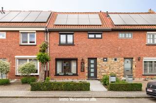 Bent u op zoek naar een verzorgde woning op een uitstekende locatie nabij Mechelen? Dan is deze gesloten bebouwing zeker een bezoek waard.Op het...