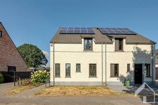 <p><span>Recente (2020) half-open gezinswoning met 3 a 4 slaapkamers, tuin en dubbele carport. </span></p><p><span> </span></p><p><span>Energiezuinige woning gelegen in een enkelrichtingstraat in Viersel dorp en omgeven door het groen en landelijk karakter van de streek. Rustig en toch een goede verbinding richting Antwerpen en Lier en op wandelafstand van openbaar vervoer, winkels, kinderdagverblijven, scholen,...</span></p><p><span> </span></p><p><span>We verwelkomen u in de inkomhal van de woning met gastentoilet en trap naar de verdieping. Eens in de ruime leefkamer geniet je van veel natuurlijke lichtinval en een aangrenzende keuken. Aan de achterzijde heb je via de schuifraam toegang tot de tuin die deels achter de woning gelegen is en deels langs de zijkant. Achter de tuin heb je rechtstreeks toegang tot de dubbele carport met laadvoorzieningen. Op de eerste verdieping hebben we een ruime slaapkamer en twee kinderkamers, vandaag is hiervan een in gebruik als dressing. De badkamer is voorzien van een grote inloopdouche en aansluitingen voor wasmachine en droogkast kan je terugvinden in een handige berging apart. Op de overloop is nog ruimte voor ingemaakte kasten en/of bijkomende bureelruimte. Via een vaste trap gaan we naar de tweede verdieping waar je vandaag de zolder kan terugvinden, een ideale ruimte om nog verder af te werken naar een 4de slaapkamer, hobbyruimte, ... </span></p><p><span> </span></p><p><span>Energiezuinig EPC label A</span></p><p><span>Elektriciteit conform</span></p><p><span>Asbestvrij</span></p><p><span>Vloerverwarming + ventilatie D</span></p><p><span>Zonnepanelen</span></p><p><span>Regenwater voor buitenkranen en toilet</span></p><p><span>Alarminstallatie</span></p><p><span>Geen maatregelen in het Vlaams Handhavingsplatform</span></p><p><span> </span></p><p><span>Op zoek naar een instapklare, energiezuinige en duurzame woning? We begeleiden jullie graag tijdens een bezoek.</span></p><p><span>Ook voor een waardebepaling van je eigen woning kan je bij ons terecht.</span></p><p><span> </span></p><p><span>Contacteer immo Matrix-Kolum voor meer info en plan uw bezoek.</span></p><p><span> </span></p>