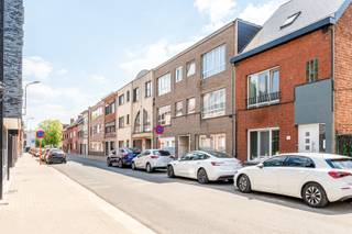 Als u op zoek bent naar een <strong>instapklaar appartement met garage</strong>, dan heet ik u van harte welkom in je <strong>droomappartement gelegen op de eerste verdieping</strong>.<br /><br />Wanneer je binnenkomt in het appartement wordt je aandacht meteen getrokken door de <strong>leefruimte.</strong> <br />De grote raampartijen zorgen ervoor dat je baadt in een zee van licht. <br /><br />Achter het hoekje piept <strong>een keuken met ontbijtbar</strong>. Deze keuken is voorzien van een keramische kookplaat, dampkap, combi oven, spoeltafel, koelkast met vriesvakje, vaatwasser.<br /><br />De hal geeft toegang tot<strong> 3 slaapkamers en de badkamer met toilet. </strong><br /><br />Én je auto? Achter het gebouw staat een <strong>garage</strong>. Super praktisch!<br /><br />Verder moet je je geen zorgen maken over de elektriciteit want deze is gekeurd en conform verklaard tot 31/10/2042. <br /><br />En niet onbelangrijk: aangezien we beschikken over een <strong>EPC-label B</strong>, kunnen we dus spreken van een <strong>energiezuinig appartement.<br /><br />Voorwaarden:</strong> €850 + €50 gemeenschappelijke kost/ maand, eerste maand huur vooruit betaald, 3 maanden huurwaarborg, en de helft van de kosten voor de plaatsbeschrijving. <br /><br />
