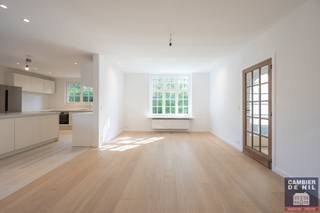 <p><strong>Disponible à partir de mai 2026 !</strong></p>
<p>Magnifique villa jumelée, récemment rénovée et non meublée, avec 5 vraies chambres et un jardin orienté plein sud, idéalement située au Zoute.<br />Emplacement calme, à proximité des commerces, de la plage et de la nature.</p>
<p><strong>Disposition :</strong></p>
<p><strong>Rez-de-chaussée :</strong> Hall d’entrée avec vestiaire et toilette invités. Cuisine entièrement équipée avec coin repas. Séjour lumineux donnant sur le jardin orienté sud avec terrasse. Garage pour une voiture ou espace pouvant servir de buanderie / local de rangement pratique.</p>
<p><strong>Premier étage :</strong> Chambre parentale avec salle de bains en suite. Deuxième et troisième chambres (à part entière) avec salle de bains partagée.<br />Quatrième chambre polyvalente (bureau, dressing supplémentaire ou chambre d’enfant). Toilette séparée.</p>
<p><strong>Deuxième étage :</strong> Deux chambres à part entière avec salle de douche partagée sur le palier de nuit, toilette séparée et espace ouvert (bureau, dressing supplémentaire ou coin TV).</p>
<p><strong>CONDITIONS DE LOCATION :</strong></p>
<ul>
<li>
<p>Cette maison ne peut être louée qu’à titre privé</p>
</li>
<li>
<p>Preuve d’un ordre permanent pour le paiement du loyer et paiement du premier mois</p>
</li>
<li>
<p>Preuve de souscription à une assurance</p>
</li>
<li>
<p>Preuve d’une garantie locative équivalente à 3 mois de loyer</p>
</li>
<li>
<p>État des lieux à frais partagés (50%-50%)</p>
</li>
<li>
<p>L’entretien du jardin est à la charge du locataire</p>
</li>
<li>
<p>En cas de taxe sur la seconde résidence, celle-ci est à charge du locataire</p>
</li>
<li>
<p>Le locataire souscrit, à son nom et à ses frais, les abonnements pour l’électricité, le gaz, l’eau et les télécommunications</p>
</li>
</ul>
<p><strong>Intéressé(e) ?</strong></p>
<p>Cette maison est un bien rare au Zoute, idéale pour ceux qui recherchent espace, lumière et confort à la côte.<br />Contactez-nous pour plus d’informations ou pour organiser une visite.</p>