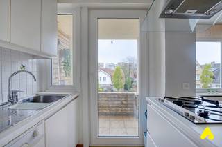 Cet appartement bien entretenu est situé au centre, à quelques pas de la plage, de restaurants agréables et de belles boutiques. Grâce à la proximité des Dunes de Houtsaeger et du centre animé de La Panne, vous profiterez à la fois de la tranquillité et de l'animation.<br /> <br />Le salon lumineux avec son parquet chaleureux dégage immédiatement une atmosphère chaleureuse et se connecte parfaitement à la cuisine ouverte et entièrement équipée avec four combiné et lave-vaisselle - idéal pour ceux qui aiment le confort et la commodité. La salle de bains rénovée dispose d'une douche et une toilette modernes, et les deux chambres à coucher sont également agréablement et fonctionnellement meublées.<br />Une terrasse ensoleillée offre un bel espace extérieur pour profiter de chaque moment libre, et grâce à la chaudière de chauffage central récemment mise à jour et au score EPC favorable, vous ne vivrez pas seulement ici avec style, mais aussi de manière économe en énergie.mais aussi économe en énergie.<br />Une opportunité idéale pour ceux qui recherchent une résidence secondaire au bord de la mer ou un investissement rentable.<br /><br /><strong>ATOUTS :</strong><br />- Situation centrale <br />- Score PEB favorable <br />- Salle de bains rénovée 