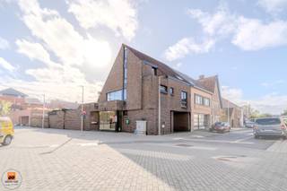 In het centrum van Sleidinge, deelgemeente van Evergem, bieden wij u dit veelzijdige gebouw aan. Uitstekende ligging, ideaal voor vrij...