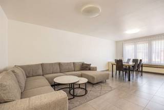 <p><span>Netjes afgewerkt appartement bij Boekenbergpark</span></p><p><span> </span></p><p><span>Dit appartement ligt in de Vroenhofstraat, in groene omgeving, op wandelafstand van het Boekenbergpark. Ideaal voor wie houdt van een frisse neus halen en toch dicht bij alles wil wonen. Openbaar vervoer op enkele minuten stappen aan de Boekenberglei en Dascottelei. Voor je dagelijkse boodschappen vind je supermarkten zoals Delhaize, ALDI en Carrefour Express vlakbij, aangevuld met verschillende bakkers, apotheken en gezellige cafés en restaurants in de buurt.</span></p><p><span> </span></p><p><span>Troeven:</span></p><p><span>• Open keuken die vloeit in de leefruimte</span></p><p><span>• 3de kamer ingericht als slaapkamer</span></p><p><span>• Voorzien van rolluiken</span></p><p><span>• Inloopdouche</span></p><p><span>• Proper en netjes afgewerkt</span></p><p><span>• Op wandelafstand van parken, openbaar vervoer en horeca.</span></p><p><span> </span></p><p><span>Zodra je binnenstapt, valt meteen op hoe verzorgd dit appartement is afgewerkt. De leefruimte en keuken vormen één geheel, wat zorgt voor een open en gezellige sfeer waar koken en samenzijn moeiteloos in elkaar overlopen. De 3 kamers bieden voldoende ruimte voor een gezin, een plek om thuis te werken of gewoon wat extra comfort. De 3de kamer doet momenteel dienst als slaapkamer maar ook perfect als berging gebruikte worden of bureau. De rolluiken zorgen voor extra veiligheid en verduistering, en met de bijkomende extra's is dit appartement helemaal instapklaar. En dat op een boogscheut van het Boekenbergpark, waar je zo je dagelijkse portie groen en rust vindt. </span></p><p><span> </span></p><p><span>Contacteer Sinjoor Makelaars op 03 646 66 55 of christophe@sinjoor.be voor meer informatie of een bezoek ter plaatse.</span></p><p><span> </span></p><p><span> </span></p>
