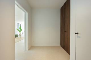 <p>GELIJKVLOERS :<br />Inkomhal met gastentoilet, vestiairekast en berging.<br />Ruime open leefruimte bestaande uit zithoek en eethoek.<br />Volledig geïnstalleerde open keuken met aparte berging/wasplaats.</p>
<p>1<sup>e</sup> VERDIEPING.:<br />3 slaapkamers, waarbij master bedroom voorzien is van dressing en bureau.<br />Badkamer voorzien van ligbad, inloopdouche en dubbele wastafel.</p>
BIJZONDERHEDEN:<br />Keramische tegel ( GLVL) – eiken parket ( 1<sup>e</sup> verd.)<br />Voorzien van ingemaakte kasten<br />Warmtepomp met vloerverwarming + cooling in alle ruimtes ( glvl + 1<sup>e</sup> verd.)<br />Ruime zolder<br />Volledig aangelegde tuin met tuinberging en groot terras<br />Ruime oprit met voorzieningen voor laadpaal<br /><br /><br />POSITIEVE PUNTEN:<br />Hoogwaardige materialen<br />Instapklaar<br />Zeer groene omgeving<br />Rustig gelegen doch vlakbij winkels, centrum, …