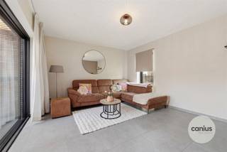 <p><span>KNAPPE WONING NABIJ HET CENTRUM</span></p><p><span> </span></p><p><span>Op zoek naar een instapklare woning in Sint-Truiden? Deze energiezuinige woning maakt deel uit van Residentie Botanique en is gelegen in een rustige residentiële wijk net buiten het bruisende stadscentrum. Dankzij de vlotte bereikbaarheid en ligging nabij scholen, openbaar vervoer en winkels is dit een uitstekende keuze voor wie centraal maar toch rustig wil wonen. </span></p><p><span> </span></p><p><span>We betreden deze woning via de inkomhal waar we eveneens het gastentoilet terugvinden. Verderop vinden we de leefruimte met open keuken, eetkamer en aansluitende berging terug.</span></p><p><span> </span></p><p><span>Op de eerste verdieping treffen we een nachthal die toegang geeft tot de 3 slaapkamers en de badkamer.</span></p><p><span> </span></p><p><span>Verder beschikt deze woning over een terras, zolder, gemeenschappelijke fietsenstalling en een vaste parkeerplek in de ondergrondse parkeergarage.</span></p><p><span> </span></p><p><span>KORT SAMENGEVAT</span><span>:</span></p><p><span>Vraagprijs: € 379.000,00</span></p><p><span>Verkoop onder registratierechten (2% of 12%)</span></p><p><span>Parking inbegrepen in de prijs, mogelijkheid tot aankoop van een tweede parkeerplaats.</span></p><p><span> </span></p><p><span>Op dit moment is deze woning verhuurd, ideaal als investering of om zelf te wonen.</span></p><p><span> </span></p><p><span>Interesse om deze woning te bezoeken? Contacteer ons voor een afspraak: 078 78 30 39 – info@canius.be</span></p><p><span> </span></p><p><span>De vermelde oppervlaktes zijn slechts een indicatie. Canius Real Estate kan niet verantwoordelijk gesteld worden voor de juistheid van de door zijn verstrekte gegevens.</span></p><p><span> </span></p>