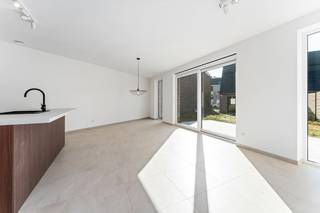 Deze woning combineert esthetiek en functionaliteit, met ruime en lichtrijke leefruimte die uitnodigen tot gezellig samenzijn. De open keuken is volledig uitgerust met kwaliteitsvolle toestellen, en de aansluitende woonkamer biedt toegang tot de zonnige tuin (met grasmatten en volledig omheind), ideaal voor ontspanning. Inclusief schilderwerk, verlichting en laminaat.<br /><br />De woning beschikt over drie ruime slaapkamers, een stijlvol afgewerkte badkamer, en een extra berging op het gelijkvloers. <br /><br />Met oog voor energie-efficiëntie zijn de woningen voorzien van vloerverwarming en uitstekende isolatie, wat niet alleen het wooncomfort verhoogt, maar ook zorgt voor lage energiekosten.<br /><br />Verkoopprijs = 321 249,37€ exclusief kosten<br /><br />Verkoopprijs aan 21% BTW = 382.836.74€ (321 249.37€ + 21%bTW(52.447,37€) + 12% registratiekost (8.640€)) exclu andere kosten.<br /><br />