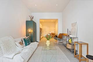 Op een uitstekende locatie in Mechelen bevindt zich dit energiezuinig, kwaliteitsvol afgewerkt gelijkvloers appartement met 1 slaapkamer en stadstuin. U bevindt zich hier op wandelafstand van winkels, scholen en het openbaar vervoer. Toch geniet u hier van een uitstekende bereikbaarheid, vlakbij belangrijke invalswegen en oprit E19 richting Antwerpen of Brussel.<br /><br />De ruime leefruimte kunt u inrichten met een aparte zithoek en eetplaats. Hier is de prachtige keuken mooi geïntegreerd in het geheel en voorzien van uiterst kwalitatieve toestellen. U geniet hier ook van veel lichtinval door de grote raampartij. Het appartement beschikt daarnaast ook over een slaapkamer met ingebouwde kast voor de wasmachine. Aansluitend kan men de badkamer vinden, deze is uitgerust met lavabo, toilet en inloopdouche. In de leuke zuidgerichte stadstuin kunt u steeds in alle rust en privacy genieten van het mooie weer.<br /><br />Het appartement is gelegen in een kleinschalig gebouw zonder maandelijkse kosten. Dit prachtige appartement heeft tevens ook een privatieve kelder en een gemeenschappelijke (fietsen)berging.<br /><br />Dit is een uitstekende opportuniteit als u op zoek bent naar een energiezuinig gelijkvloers appartement met stadstuin in Mechelen. Contacteer ons voor meer informatie op 0473/38.29.40 of via info@boonstravastgoed.be.<br /><br />Bijzonderheden:<br />- Zuidgerichte stadstuin<br />- Energiezuinig appartement ( EPC B)<br />- Uitstekende locatie