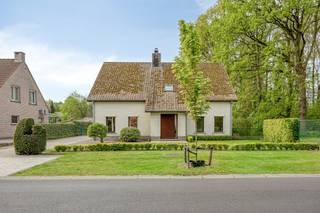 Looking for a residential open building with lots of space and greenery? This house for sale in Turnhout offers you the perfect balance between peace and excellent accessibility. Located on the edge of the city of Turnhout, in the quiet region of Zevendonk on the Tielendijk. This is a unique opportunity for those who want to buy a quality home on a plot of 820 square meters.The house has excellent mobility. Within a few minutes, you can reach the ring around Turnhout, the E34 motorway driveway and various public transport connections. In addition, all necessary facilities, such as schools and shops, are in the immediate vicinity. A major asset is the fully south-facing garden where you can enjoy the sun all day long. At the back of the plot, there is also a spacious detached garage with plenty of extra storage space.The layout:Ground floor:- Entrance hall- Bright and open living space- Dining area- Installed kitchen with cool storage- Practical laundry room with shower- Office space that can also be used as an extra bedroomFirst floor:- Spacious bedroom with adjoining dressing- Second bedroom with storage- BathroomAre you interested in this house for sale? Get in touch today. Register of measures: no
