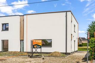 <p><span><span>Kwalitatief en energieneutrale woning op rustig gelegen perceel te Paal.</span></span></p><p><span><span> </span></span></p><p><span><span>Belangrijkste troeven:</span></span></p><p><span><span>- Centrale ligging</span></span></p><p><span><span>- Kwalitatief afgewerkt</span></span></p><p><span><span>- Energieneutraal, Epeil -8!</span></span></p><p><span><span>- Warmtepomp</span></span></p><p><span><span>- Zonnepanelen</span></span></p><p><span><span>- Casco+ afgewerkte staat waarbij u zelf de afwerking nog kan bepalen!</span></span></p><p><span><span>- Er bestaat ook de mogelijkheid om deze volledig afgewerkt te kopen, vraag ons naar de mogelijkheden!</span></span></p><p><span><span> </span></span></p><p><span><span>Bekijk zeker ook de grondplannen met de afmetingen. Zo krijgt u van thuis uit al een perfect beeld van wat deze woning te bieden heeft!</span></span></p><p><span><span> </span></span></p><p><span><span>Wenst u meer info of een vrijblijvende bezichtiging, contacteer dan ons kantoor op het nummer 011 85 15 15 en wij helpen u graag verder.</span></span></p>