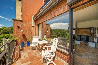 <p><span>Vous recherchez un bel-etage prêt à être emménagé avec jardin dans un emplacement de choix à proximité du Rivierenhof ? Cette maison bien entretenue allie espace, lumière et confort à un agencement pratique. Avec un garage intérieur, un espace de vie agréable, plusieurs espaces extérieurs et trois chambres à coucher spacieuses, vous avez tout ce qu'il vous faut pour vivre sans soucis. <br /><br /></span></p><p><span>Espace de vie & cuisine<br />Au</span><span> premier étage se trouve l'espace de vie ouvert, où de grandes fenêtres offrent une connexion agréable avec la terrasse et le jardin. Le coin salon et la salle à manger se fondent harmonieusement l'un dans l'autre et forment ensemble un espace de vie agréable où vous aimerez passer du temps. La cuisine adjacente, d'un blanc pur et meublée de façon pratique, s'intègre parfaitement dans la vie quotidienne.</span></p><p><span><br />Terrasse & jardin facile d'entretien<br />L'</span><span>extérieur est ici un atout absolu. De la salle de séjour, on accède directement à la terrasse, idéale pour le petit-déjeuner ou un apéritif au soleil. Le jardin est verdoyant et orienté sud-ouest —, une combinaison rare dans ce quartier recherché. Grâce aux différents espaces extérieurs, vous pouvez profiter du calme et de l'ouverture à tout moment de la journée.</span></p><p><span><br />Salle de bain, salle de bain & espaces pratiques<br />La</span><span> maison dispose de 3 chambres à coucher de taille normale avec une disposition logique et beaucoup de lumière naturelle. Toutes les chambres ont des volets et il y a même l'air conditionné dans la chambre principale. La salle de bains a été récemment rénovée et pratique, avec un accent mis sur le confort et la commodité. En outre, une buanderie séparée, des espaces de rangement supplémentaires et un garage garantissent une vie quotidienne particulièrement fluide et organisée.</span></p><p>#<span>Cette</span><span> propriété est située dans l'un des quartiers résidentiels les plus recherchés de la périphérie d'Anvers, apprécié pour son caractère verdoyant et son atmosphère détendue. Le Rivierenhof se trouve à une courte distance et constitue un endroit merveilleux pour se promener, faire du sport ou profiter du plein air avec les enfants. Le Bar Stark et le Bar Leon se trouvent à proximité et sont connus pour être des lieux de rencontre branchés et accessibles où les habitants du quartier se retrouvent pour prendre un café, un déjeuner ou une boisson relaxante, et où les enfants se sentent également les bienvenus. Pour ceux qui aiment combiner verdure et terrasse, Ter Rivierenhof et Kasteel Rivierenhof sont également situés en bordure du parc. Grâce aux liaisons faciles avec le centre d'Anvers, Zurenborg et le Zuid, vous pouvez ici combiner sans problème une vie tranquille avec le confort et le dynamisme de la ville.</span></p><p><span> </span></p>