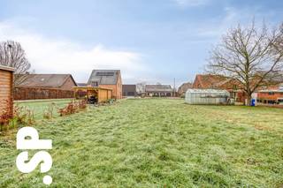 Bouwgrond voor halfopen bebouwing op toplocatie in Geel (Larum)<br /><br />Mooi gelegen bouwgrond voor halfopen bebouwing met een totale oppervlakte van 608 m² en een perceeldiepte van 60 meter. Deze bouwgrond biedt alle ruimte voor het realiseren van een gezinswoning met tuin en extra bergruimte, volledig naar eigen smaak en noden.<br /><br />De ligging is een absolute troef: centraal én rustig, in een groene woonomgeving nabij Larum (Geel), met een vlotte bereikbaarheid naar winkels, scholen en belangrijke invalswegen. Ideaal voor wie comfortabel en rustig wil wonen zonder in te boeten op bereikbaarheid.<br /><br />Troeven op een rij:<br />- Geschikt voor halfopen bebouwing<br />- Oppervlakte: 608 m²<br />- Perceeldiepte: 60 m<br />- Rustige, groene omgeving<br />- Goede bereikbaarheid<br /><br />Voor meer informatie of een bezoek ter plaatse:<br />📞 014 59 10 20<br />📧 jill@immosp.be<br />Benieuwd naar de waarde van uw eigen woning? Vraag vrijblijvend een gratis verkoopanalyse aan – wij helpen u graag verder!
