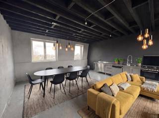 <p>Situé dans la Heirmanstraat 5, cet intéressant appartement de 3 chambres à coucher est proposé comme bien de rendement avec un loyer mensuel de 1 195 €.</p><p>Avec une surface habitable de 93 m² et une terrasse de 8 m², cet appartement offre un cadre de vie confortable, ce qui se traduit par un loyer stable. Sur la base du prix demandé de 299 000 €, ce bien réalise un rendement brut d'environ 4,8 %.</p><p>L'appartement est également équipé de panneaux solaires, ce qui permet d'améliorer l'efficacité énergétique et de réduire les coûts. Un atout majeur est la qualité des locataires, qui paient toujours correctement et entretiennent l'appartement avec beaucoup de soin et de respect.</p><hr /><h2>Avantages</h2><ul><li><p>3 chambres à coucher</p></li><li><p>Revenu locatif : 1 195 €/mois</p></li><li><p>Rendement : ±4,8%</p></li><li><p>Terrasse de 8 m²</p></li><li><p>Panneaux solaires disponibles</p></li><li><p>Locataires fiables et attentifs</p></li><li><p>Prêt à investir</p></li></ul><hr /><h2>Situation - Heirmanstraat (Anvers)</h2><ul><li><p>Rue résidentielle calme et agréable</p></li><li><p>Proche des commerces et des commodités</p></li><li><p>Bonne connexion avec les transports publics</p></li><li><p>Accès facile au centre ville et aux voies d'accès</p></li></ul><p>Une opportunité idéale pour ceux qui recherchent un investissement sans souci avec un rendement stable.</p>