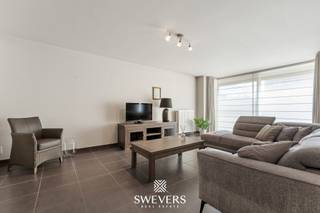 Voor meer info en foto’s, surf naar www.swevers.be – Dit gelijkvloers appartement van 97 m² aan de Harmoniestraat in Beringen ligt op wandelafstand van het centrum en biedt tal van mogelijkheden. Het beschikt over twee slaapkamers, een open leefruimte met ingerichte keuken, en een riant zuidgericht terras van 26,2 m². Daarnaast krijgt de koper een eigen parkeerplaats in de ondergrondse garage en een aparte kelderberging, wat samen met de lift en toegankelijkheid voor mindervaliden zorgt voor extra comfort. Het gebouw dateert van 2007, is uitstekend onderhouden en instapklaar, met een recente ketel en maandelijkse kosten van €126. Dankzij de rustige ligging vlak bij winkels, openbaar vervoer, scholen en de E313 is het pand even geschikt als eigen thuis als als verhuurinvestering. Heeft dit pand uw interesse gewekt? Neem vandaag nog contact met ons op! Tel. 011 255 155 Bron bewoonbaar oppervlak: EPC