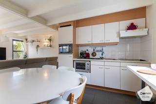 Deze vrijstaande vakantiewoning ligt in een rustig deel van het populaire vakantiepark ‘<strong>Sunparks Oostduinkerke</strong>’.<br />De woning en tuin werden steeds <strong>uitstekend onderhouden</strong>. Dankzij de <strong>moderne technieken, waaronder domotica</strong>, is deze vakantiewoning volledig instapklaar.<br />Door de gunstige oriëntatie en praktische indeling geniet u de hele dag van zon en rust.<br />Een <strong>garage is inbegrepen</strong> in de prijs, zodat uw wagen steeds veilig en dichtbij geparkeerd staat.<br /><br />Indeling van de woning:<br /><strong>Gelijkvloers:</strong>
<ul>
<li>Inkomhal met apart gastentoilet;</li>
<li>Badkamer met l<strong>igbad en dubbele wastafel</strong>;</li>
<li>Ruime en lichtrijke leefruimte;</li>
<li>Open, volledig uitgeruste keuken;</li>
<li>Berging met <strong>moderne condensatieketel</strong> en aansluiting voor wasmachine en droogkast;</li>
<li>Eerste slaapkamer, bureau of extra berging;</li>
</ul>
<br /><strong>Eerste verdieping:</strong>
<ul>
<li>Nachthal;</li>
<li><strong>3 ruime slaapkamers</strong> met plaats voor een dubbel bed;</li>
<li>Tweede badkamer met douche en wastafel;</li>
</ul>
<br /><strong>Extra troeven:</strong>
<ul>
<li><strong>Gunstig EPC: 279 kWh/m²/jaar;</strong></li>
<li>Garage inbegrepen in de prijs;</li>
<li>Volledig instapklaar;</li>
</ul>
<br />Contacteer ons via 058 24 00 15 of via nieuwpoort@caenen.be voor een bezoek ter plaatse.<br />