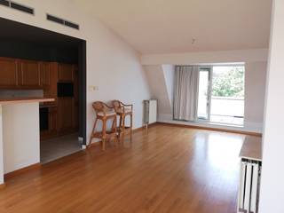 Dit gezellig duplex-appartement bevindt zich op een uitstekende ligging in Leuven. Met alle voorzieningen op wandelafstand, nabijheid van openbaar vervoer en een vlotte verbinding met zowel E314 als E40. Het appartement ligt op de vierde en bovenste verdieping en beschikt over maar liefst twee terrassen en een bijhorende garagebox op verdieping -1.<br /><br />Op de eerste verdieping van deze duplex vinden we de twee slaapkamers, apart toilet en de badkamer met douche terug. Een draaitrap brengt ons naar de twee verdieping met de ruime leefruimte, aansluitend de keuken, een berging en zowel aan de voor- als achterzijde een terras. De berging is voorzien van aansluitingen voor wasmachine en droogkast.<br /><br />Het appartement is beschikbaar vanaf 1 november 2026. De huurprijs bedraagt € 1075 per maand, exclusief de provisie voor gemeenschappelijke kosten van €150/maand. Bijkomend wordt een provisie gevraagd voor verwarming en water van €150/maand.<br /><br />Enkele troeven:<br />- Energiezuinig met energiescore van 177 (kWh/m2) per jaar, Label B<br />- Twee terrassen van ± 14m²<br />- Bovenste appartement, wat zowel rust als een prachtig uitzicht over Leuven te bieden heeft<br />- Garagebox inclusief<br /><br />Interesse in dit appartement? Contacteer Thomas via +32 499 22 99 24 of thomas@sophimo.be.