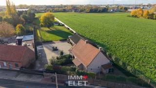 Landelijk gelegen woning met bijgebouw/ opslagplaats; Gunstige rustige toplocatie nabij alles wat men nodig heeft aan winkels, bakker, slager, openbaar vervoer alsook verbindingen naar de E17; Indeling woning: Inkomhal, gastentoilet met handwasser; Berging met wasplaats en hoek met technieken: vernieuwde warm/koudwaterleidingen, vloerverwarming, elektriciteit,..; Gelijkvloerse master bedroom met aansluitend, een badkamer met inloopdouche, wastafel en ligbad; L-Vormige woonkamer gashaard; Open keuken met eiland en ontbijthoek en alle comfort (vaatwas, koelkast, gasvuur en oven Borretti, afzuigkap, stenen gootsteen, natuurstenen werkbladen,..); Afwerking in natuursteen en hoogwaardige steen- en houten materialen; Droge ruime kelder; Traphal, uitgekleed met ledverlichting naar bovenverdieping; Deze ruimtes vragen nog wat afwerking in de hal en de ruimte voorzien voor een tweede badkamer; Nog 2 ruime slaapkamers; Combi dubbele beglazing/ hoogrendementsbeglazing in kunststof en hout; Vloerverwarming (gv) en centrale verwarming (boven) via aardgas; EPC D; Conforme elektrische installatie; Bijgebouw met opslagruimte waarin nog een ingerichte studio is met keukenblok, woonkamer en badkamer met inloopdouche, wastafel en toilet; Carport en mooi aangelegde binnenkoer; Grote aangelegde tuin, een royaal perceel, volledig voorzien van een degelijke omheining, een geautomatischeerde zwartmetalen schuifpoort en mooie groenzones; Eigendom die veel privacy en ruimte biedt; Vrij: bij akte na betaling; Info en bezoek: julie@elet.immo; Bekijk onze video via onze facebook pagina IMMO ELET;