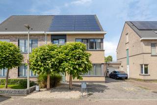 De kinderen laten spelen in de ruime tuin, terwijl jij geniet van de jacuzzi? Dat kan in deze ruime woning te koop aangeboden in Wijnegem.<br /><br />De doodlopende straat met aangelegd parkje, biedt een enorm veilige en rustige buurt om te vertoeven. Tegelijkertijd ben je op een steenworp afstand verwijderd van scholen, winkels, restaurants, het Wijnegem Shopping Center, wat maakt dat deze woning jou alles aanbiedt wat je maar kan wensen.<br /><br />Dit huis te koop aangeboden in Wijnegem is één en al licht en ruimte.<br /><br />De indeling van het huis te Wijnegem is als volgt:<br /><br />GELIJKVLOERS<br />- inkomhal met toilet<br />- leefruimte met open, lichtrijke eetkamer en keuken<br />- ruime tuin met jacuzzi<br /><br />EERSTE VERDIEP<br />- 3 ruime slaapkamers<br />- badkamer voorzien van dubbele wastafel, douche én bad, toilet<br /><br />TWEEDE VERDIEP<br />- vierde slaapkamer met watervoorziening, mogelijkheid tot studio<br /><br />EPC Jan Vlemincklaan 12: 126 kWh / (m² jaar) (B)<br /><br />Bij verdere interesse kan je een vast en onvoorwaardelijk bod uitbrengen tegen uiterlijk maandag 24-08-2026 tot 21u ENKEL naar het e-mailadres joy.van.uffelen@dewaele.com. De vermelde prijs is een instelprijs. Wil je een afspraak vastleggen of wens je meer informatie omtrent het huis of deze koopmethode, neem dan gerust contact met ons op.<br /><br />Ben jij geïnteresseerd in dit vastgoed te koop in Wijnegem? Had u graag een gratis schatting van uw eigendom? bel ons voor een vrijblijvend gesprek op 03/666.66.66 of mail naar deurne@dewaele.com<br /><br />Bestuursmaatregelen in het maatregelenregister en stedenbouwkundige inlichtingen: in aanvraag <br /><br />De eigendom wordt aangeboden via de Pre-sale formule. Van 21/08/2026 om 11:00 tot 22/08/2026 om 18:00 kan u het huis op afspraak komen bezichtigen en een bod uitbrengen. De vermelde prijs is een instelprijs. Voor meer info, gelieve contact op te nemen met de dossierverantwoordelijke.<br /><br />Bestuursmaatregelen in het maatregelenregister: nee