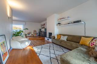 Vandaag nemen we je mee naar Puurs, waar we deze ruime halfopen bebouwing vinden. Dankzij de praktische indeling, de vier slaapkamers en de ruime garage biedt deze woning veel mogelijkheden voor wie op zoek is naar een ruime gezinswoning.<br /><br />We betreden de woning via de inkomhal, met apart toilet, die toegang geeft tot de leefruimte. De ruime leefruimte is ingedeeld in een gezellige tv-hoek en een aparte eetplaats waardoor er voldoende ruimte is om samen te ontspannen en te genieten. Aansluitend vinden we de keuken die toegang geeft tot de garage en de kelder.<br /><br />Via de trap in de inkomhal bereiken we de eerste verdieping. Hier bevinden zich twee slaapkamers, een tweede toilet en de badkamer uitgerust met een ligbad, douche en lavabo.<br /><br />De vaste trap brengt ons naar de tweede verdieping waar nog twee volwaardige slaapkamers terug te vinden zijn. Daarnaast bevindt zich hier een tweede badkamer die nog verder afgewerkt kan worden, zodat je deze volledig naar eigen smaak kan inrichten.<br /><br />Ook aan bergruimte is er geen gebrek. De woning beschikt over een kelder en zolder terwijl de bijzonder ruime garage niet alleen plaats biedt voor een wagen, maar ook extra opslagmogelijkheden biedt.<br /><br />Ben je op zoek naar een ruime gezinswoning?<br />Contacteer ons gerust via bryann@julimmo.be of 0492 86 51 03.
