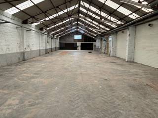 Deze loods beschikt over: * 450 m2 bewoonbare oppervlakte  * Mogelijkheid tot het stallen van  +- 6 wagens naast de loods op eigen terrein.  * een...