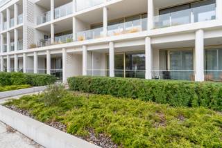 <p><span>Gelijkvloers appartement met gunstig g</span><span>elegen in het centrum van Kapellen en toch zeer rustig.</span><br /><br /><span>INDELING</span><br /><span>Inkomhal met gastentoilet. Leefruimte ca. 30m² met toegang tot het terras ca. 8m². </span><span>De open keuken is voorzien van een inductie kookplaat, dampkap, combi-microgolfoven, vaatwasser en dubbele spoelbak. B</span><span>erging met aansluitingen voor de was- en droogvoorziening.</span><br /><span>Badkamer met inloopdouche en dubbele lavabo in meubel.</span><br /><span>2 slaapkamers op ca. </span><span>12 en 10m².</span><br /><br /><span>1 autostaanplaats en kelderberging zijn inbegrepen in de huurprijs, er is een g</span><span>emeenschappelijke fietsenberging.<br /><br /></span>Maandelijkse vaste kosten + €85<br /><br /></p>