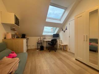 <span><strong>**Ruime studentenkamer Centrum Leuven**<br /></strong></span><br />Op zoek naar een ruim kot waar comfortabel studeren en genieten van je studententijd vanzelfsprekend is? Dan hebben wij exact wat u zoekt. Deze studentenkamer is gelegen in de Sint Maartenstraat namelijk op de bovenste verdieping van het gebouw wat wil zeggen dat je al zeker geen last van bovenburen kan hebben. Het pand zelf is op wandelafstand van de winkelstraten, campussen en faciliteiten. Het type van de entiteit is een kamer privatief sanitair met slaaphoek, heel fijn! Bijkomend heeft de kamer schuine wanden wat wil zeggen dat ze eigenlijk groter is dan de officiële telling (13,58m² + 6,50m² links en 4,41m² rechts). De units zelf is voorzien van een microgolfoven en een frigo. Gezellig kokerellen met de mede studenten kan in de gemeenschappelijke keuken. Airco aanwezig! AC2025-2026 is de unit verhuurd dus bij aankoop kan u meteen genieten van huurinkomsten. Koopt u voor een eigen zoon of dochter dan kan de kamer beschikbaar zijn in september 2026. <br /><br /><span><strong>Wees er snel bij en plan een bezoekje in met onze Expert Investeringsvastgoed JACKY: 0495 53 46 49 of jacky@connect-immo.be</strong></span><br /><br />EPC: label B<br />wche, vg, gdv, gvkr