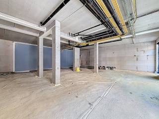 Nieuwbouw casco handelsruimte van ca. 154 m² te koop in het nieuwbouwproject D'Oude Vesting.In centrum Kortrijk, om de hoek van de Grote Markt en op wandelafstand van het station, staat een bijzonder woonproject: D’Oude Vesting. Deze verborgen parel, slim ingeplant in het historische centrum, werd gebouwd op de plaats van het vroegere politiekantoor, aan de Jan Persijnstraat en de Oude Vestingstraat. Het nieuwbouwproject bestaat uit 18 appartementen en 3 handelsruimtes, waarvan nog 1 handelsruimte van ca. 154 m² te koop is. Elk volume verschilt in hoogte, diepte en identiteit. Zo zijn er twee geveltypes. Het eerste is gebaseerd op de typische, verticale stadsgevels uit de buurt. Het tweede is horizontaler opgebouwd. Het witte beton en lichtgrijze metselwerk contrasteren daarbij telkens mooi met de bronskleurige afwerking en het schrijnwerk in dezelfde tint. Kortrijk is een echte fiets- en wandelstad. D’Oude Vesting heeft daarom een overdekte stalling voor 40 fietsen en een ondergrondse parking die plaats biedt aan 21 auto’s. Enkele troeven:- groendaken- uitstekende bereikbaarheid- in centrum KortrijkMogelijkheid tot bijkopen van een parkeerplaats.Bent u op zoek naar bedrijfsvastgoed bestaande uit een handelspand of kantoor te koop in Kortrijk? Contacteer ons voor meer informatie of een bezoek ter plaatse.