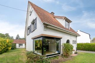 Vrijstaande woning op een rustige toplocatie in De Pinte<br /><br />In een rustige en groene woonomgeving, vlakbij de ingang van het Parkbos, bevindt zich deze charmante, vrijstaande woning met drie slaapkamers. <br /><br />Winkels, scholen, openbaar vervoer en de fietsostrade richting Gent bevinden zich op korte afstand. De woning biedt aangename en lichtrijke leefruimtes en beschikt over een ruime tuin met een gunstige oriëntatie. De combinatie van een rustige ligging, een groene omgeving en een uitstekende bereikbaarheid maakt van deze woning een bijzonder aantrekkelijke woonplek.<br /><br />Bezoekdag: zaterdag 4 juli - reserveer je bezoekslot online via dewaele.com<br /><br />De algemene voorwaarden van Dewaele DIY kunt u steeds raadplegen via dewaele.com.<br /><br />Dit pand is onderworpen aan de renovatieverplichting van de Vlaamse overheid voor residentiële gebouwen (behoudens bij sloop binnen 5 jaar na de aankoop). Consulteer voor meer informatie de website van het Vlaams Energie- en Klimaatagentschap via https://www.vlaanderen.be/een-woning-kopen/renovatieverplichting-voor-residentiele-gebouwen<br /><br />Bestuursmaatregelen in het maatregelenregister: nee