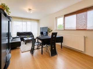 Welkom in de Sint-Jozefsstraat 13 in Waregem, een recent appartement (bouwjaar 2013) met een stabiele huurinkomst. Ideaal als investering of voor starters. Gelegen in het hart van Waregem, op wandelafstand van scholen, supermarkten, sportinfrastructuur en tal van andere voorzieningen.<br /><br />Het appartement bevindt zich op de eerste verdieping (met lift) en verwelkomt u via de inkomhal met gastentoilet. De lichtrijke leefruimte sluit naadloos aan op de volledig uitgeruste keuken en het westgericht terras. Verder beschikt het appartement over een badkamer met ligbad en lavabo, evenals twee slaapkamers, elk met een eigen terras.<br /><br />Er is mogelijkheid tot het bijkopen van een ondergrondse autostaanplaats. Daarnaast is er voldoende parkeergelegenheid in de straat voor bezoekers.<br /><br />Bent u op zoek naar een interessante investering of uw eerste eigen woning? Neem vandaag nog contact met ons op voor een bezoek of meer informatie!<br /><br />De vermelde prijs is een richtprijs; elk bod wordt voorgelegd aan de eigenaar, die het recht heeft dit te aanvaarden of te weigeren.<br />Deze transactie betreft geen verkoop, maar een overdracht van het recht van erfpacht.<br /><br />Neem voorsprong met een vrijblijvende schatting via:<br />www.residentievastgoed.be/gratisonlineschatten