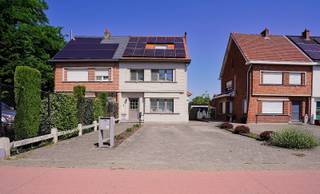Bent u op zoek naar een instapklare gezinswoning met een ruime tuin, moderne technieken en een uitstekende ligging? Dan is deze volledig gerenoveerde halfopen bebouwing, gelegen op wandelafstand van het prachtige Hof van Coolhem, zeker een bezoek waard.<br />De woning bevindt zich op een royaal perceel van maar liefst 1.060 m² en werd de voorbije jaren grondig gerenoveerd. Daarbij ging bijzondere aandacht uit naar energiezuinigheid en wooncomfort. Zo werd de woning langs binnen volledig geïsoleerd, werd het dak vernieuwd en beschikt de woning over zonnepanelen, een warmtepomp met zowel verwarming als koeling in elke kamer, conforme elektriciteit en elektrische rolluiken.<br />De indeling is praktisch en gezinsvriendelijk. Op het gelijkvloers vindt u een inkomhal met gastentoilet, een gezellige woonkamer, een keuken, een kelder en een handige berging/wasplaats.<br />Op de eerste verdieping bevinden zich twee ruime slaapkamers, een volledig vernieuwde badkamer en een ruime nachthal waar eenvoudig een bureau of thuiswerkplek kan worden ingericht.<br />De tweede verdieping biedt nog twee extra slaapkamers, beide voorzien van praktische inbouwkasten.<br />Ook buiten is het aangenaam vertoeven. U geniet van een gezellig terras, een ruime tuin met tal van mogelijkheden, een extra tuinberging en een carport.<br />Kortom, een woning die volledig klaar is voor de toekomst en waar u enkel nog uw eigen toets hoeft aan te brengen. Schilderen, verhuizen en genieten!<br />Referentie: 5693