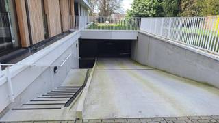 Vlot toegankelijke, ondergrondse autostaanplaats (P11) te koop, gelegen in de verzorgde residentie Menlopark te Sint-Amandsberg bij Gent.Aangezien...