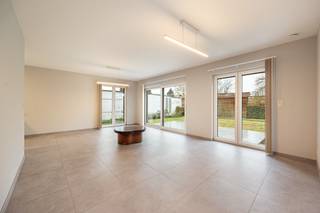 Rustig gelegen recent gelijkvloers appartement van 80m² met 2 slaapkamers, grote zuidwest tuin met terras en mooi landelijk uitzicht! Het...