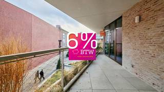 <span><span><strong>Geniet van 6% btw, ook interessant voor investeerders! Informeer naar de voorwaarden.</strong><br /><br />De Bonnefant, Wonen in het midden van de stad en toch omgeven door groen. Een iconisch gebouw op een centrale en culturele locatie waar er ruimte is voor luxe, een onvergetelijke woonervaring of zorgeloos wonen in een assistentiewoning. <br /><br />Tussen de gebouwen van De Bonnefant is een <strong>groene doorsteek</strong> gecreëerd die de Demerstraat rechtstreeks verbindt met het begijnhof. Gezellig vertoeven in één van de twee gemeenschappelijke binnentuinen of liever een barbecue met de buren? Bovendien hebben de terrassen geïntegreerde plantenbakken die zijn uitgerust met een automatisch beregeningssysteem. Een extra groene beleving is verzekerd.<br /><br />Het bestaande RTT-gebouw is volledig gerenoveerd met het behoud van de Hasseltse authenticiteit en verder uitgebreid met energiezuinige nieuwbouw. Parkeren in het centrum is geen evidentie maar toekomstige bewoners van De Bonnefant kunnen parkeren in de ruime ondergrondse parkeerplaats. Je kan ook je fiets kwijt in de fietsenstalling. <br /><br /></span></span>
<p><strong>ASSISTENTIEWONINGEN<br /></strong>Centraal gelegen of rust en persoonlijk comfort? In deze assistentiewoningen hoef je niet te kiezen. 1 of 2 slaapkamers, compact maar alle moderne comfort. Wonen zonder zorgen! Geniet van een uitgebreid pakket aan services en diensten van<span> </span><strong>erkende zorgpartner</strong><span> </span><strong>Begralim</strong>. Zo staat er dag en nacht een <strong>hulpverlener</strong> klaar via een oproepsysteem en kan je een keer per week terecht bij de <strong>woningassistent</strong> voor al je zorgen. Je krijgt bovendien voorrang om te verhuizen naar het Hasseltse woon-en zorgcentrum Sint-Elisabeth. En dit alles voor een<strong> lage vaste dagprijs</strong><strong><span> </span>van 3€</strong>.</p>
<p><strong>Investeren zonder zorgen<br /></strong>Als investeerder hoef je je geen zorgen te maken over de uitbating van de assistentiewoningen. Die gebeurt door Begralim, een gekende naam in Hasselt. Indien gewenst, neemt Begralim de verhuring voor haar rekening. Later zelf nood aan een assistentiewoning? Dan ben jij natuurlijk verzekerd van een comfortabele assistentiewoning in De Bonnefant.</p>
<p>GENIET NU VAN <strong>6% btw</strong> (onder voorwaarden)</p>
<p>Enkele voordelen op een rijtje:<br />-slechts 12% btw op constructiewaarde (of *6% indien u als koper in aanmerking komt)<br />-vrijgesteld van onroerende voorheffing<br />-onmiddellijk bewoonbaar<br />-verhuur en dienstverlening via Begralim (https://begralim.be/)<br /><br /></p>
<span><strong>ASSISTENTIEWONING B1 AS 04</strong> - Verdiep 1<br />- bewoonbare oppervlakte: 71,51 m²<br />- oppervlakte terras: 20,20 m²<br />- leefruimte met open keuken <br />- ruim terras zijde Bonnefantenstraat<br />- 1 ruime slaapkamer met ensuite-badkamer<br />- berging<br /><br />Vermelde prijs is exclusief ondergrondse parkeerplaats en exclusief registratie, btw en notariskosten.<br /><br />Alle assistentiewoningen werden intussen volledig afgewerkt en zijn <strong>onmiddellijk bewoonbaar</strong>. Wij ontzorgen je ook voor <strong>de verkoop</strong> van <strong>je huidige woning</strong>! Voor meer uitleg helpen we je graag verder.</span>