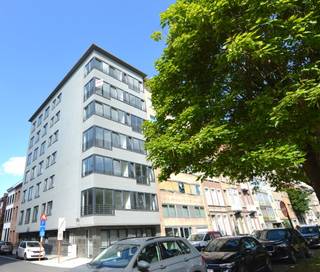 Dit instapklare appartement bevindt zich op wandelafstand van zowel het station als het stadscentrum. <br /><br />Indeling:
<ul>
<li>Inkomhal</li>
<li>Lichtrijke woonruimte met een mooi, open uitzicht</li>
<li>Recent vernieuwde keuken</li>
<li>Twee slaapkamers</li>
<li>Badkamer deels gerenoveerd</li>
<li>Praktische kelderberging</li>
<li>Gemeenschappelijke fietsenstalling</li>
<li>81m2</li>
<li>EPC B</li>
</ul>
<br />Extra info:<br />Maandelijkse kosten algemene delen: €75 (forfaitair)<br /><br />Het appartement is vrij.<br /><br />Interesse of wens je een bezoek in te plannen? Neem gerust contact met ons op via michael@immovos.be
