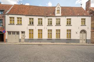 Deze prachtige woning vol karakter en potentieel geniet van een uiterst centrale ligging in het centrum van Brugge. Op heden is de woning opgesplitst in 2 entiteiten, kan makkelijk omgezet worden naar 1 woning. De entiteiten hebben een huidige oppervlakte bij Nr 11 van 253 m<sup>2 </sup>(EPC 758 kWh/m<sup>2</sup>jaar) en bij nummer 13 van 83 m<sup>2</sup> (EPC 455 kWh/m<sup>2</sup>jaar). Deze woning kan dienen als opbrengsteigendom of biedt een mogelijkheid om als vrije beroeper uw activiteiten te beoefenen.<br /><br />De huidige indeling is als volgt:<br />Nr 13 (GLV): Inkomhal, badkamer met douche, wastafel en toilet, 2 slaapkamers, keuken en woonkamer.<br />Nr 11: Inkomhal met vestiaire en trappenhal, ruime dubbele garage, technische ruimte/wasplaats. Op de eerste verdieping vinden we een ruime woonkamer met eetplaats, keuken, 2 ruime slaapkamers waarvan 1 met dressing, nachthal met apart toilet, bureel /wasruimte, badkamer met ligbad, douche en badkamermeubel en berging met trap naar zolderruimte met tal van mogelijkheden.<br /><br />Meerdere bestemmingsmogelijkheden (investeringspand / woon- en werkcombinatie / kangoeroewoning / ...) / GEEN renovatieverplichting wegens geïnventariseerd bouwkundig erfgoed / ...<br /><br />Voor meer informatie of een vrijblijvend bezoek, neem contact op met Michiel op het nummer 0473 255 533.<br />