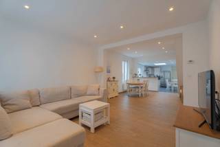 Ontdek deze rustig gelegen, toch dicht bij alle faciliteiten gezinswoning. De woning werd in 2017 gerenoveerd en bestaat uit een ruime woonkamer met eetplaats en open keuken, een ruime berging/wasplaats en apart toilet, op de eerste verdieping bevind zich een eerste slaapkamer en een badkamer met ligbad, inloopdouche, dubbele wastafel en wc, de zolderverdieping werd volledig ingericht tot 2 slaapkamers. Geniet van alle rust in de zuid georiënteerde tuin met zicht op de velden.