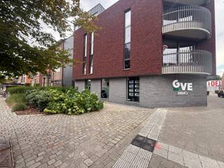 Gezellig duplex-appartement met 2 slaapkamers en autostaanplaats in hartje Tienen<br />Op zoek naar een comfortabel appartement op een centrale locatie? <br />Dit gezellige duplex-appartement is gelegen in het hart van Tienen, op wandelafstand van winkels, horeca en openbaar vervoer.Het appartement beschikt over een lichtrijke woonkamer met open keuken en aansluitend een aangenaam terras.<br />Op de verdieping bevinden zich 2 slaapkamers en een badkamer met douche, lavabo en toilet.<br />Een autostaanplaats is inbegrepen, een mooie extra troef in het centrum van de stad.<br />Huurprijs: € 955/maand<br />Gemeenschappelijke kosten: € 70/maand<br />Interesse of graag een bezoek inplannen?<br />Mail naar claudia@immogve.be of bel 016/56.56.14.