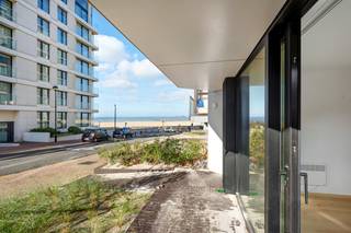 Instapklaar gelijkvloers appartement gelegen in een zijstraat van de Zeedijk in Duinbergen, met zijdelings zeezicht. Het appartement omvat...