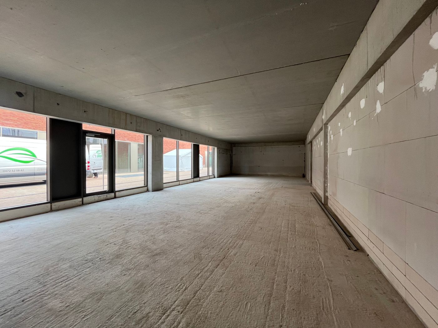 Nieuwbouw handelsruimte van 162 m² in het centrum van Hamme - photo 1