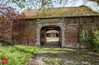 Inkomhal, ruime keuken, wasplaats, bureel, 3 slaapkamers, badkamer, kelders (+ kruipkelder), grote zolder, 2 garages, poortgebouw,...