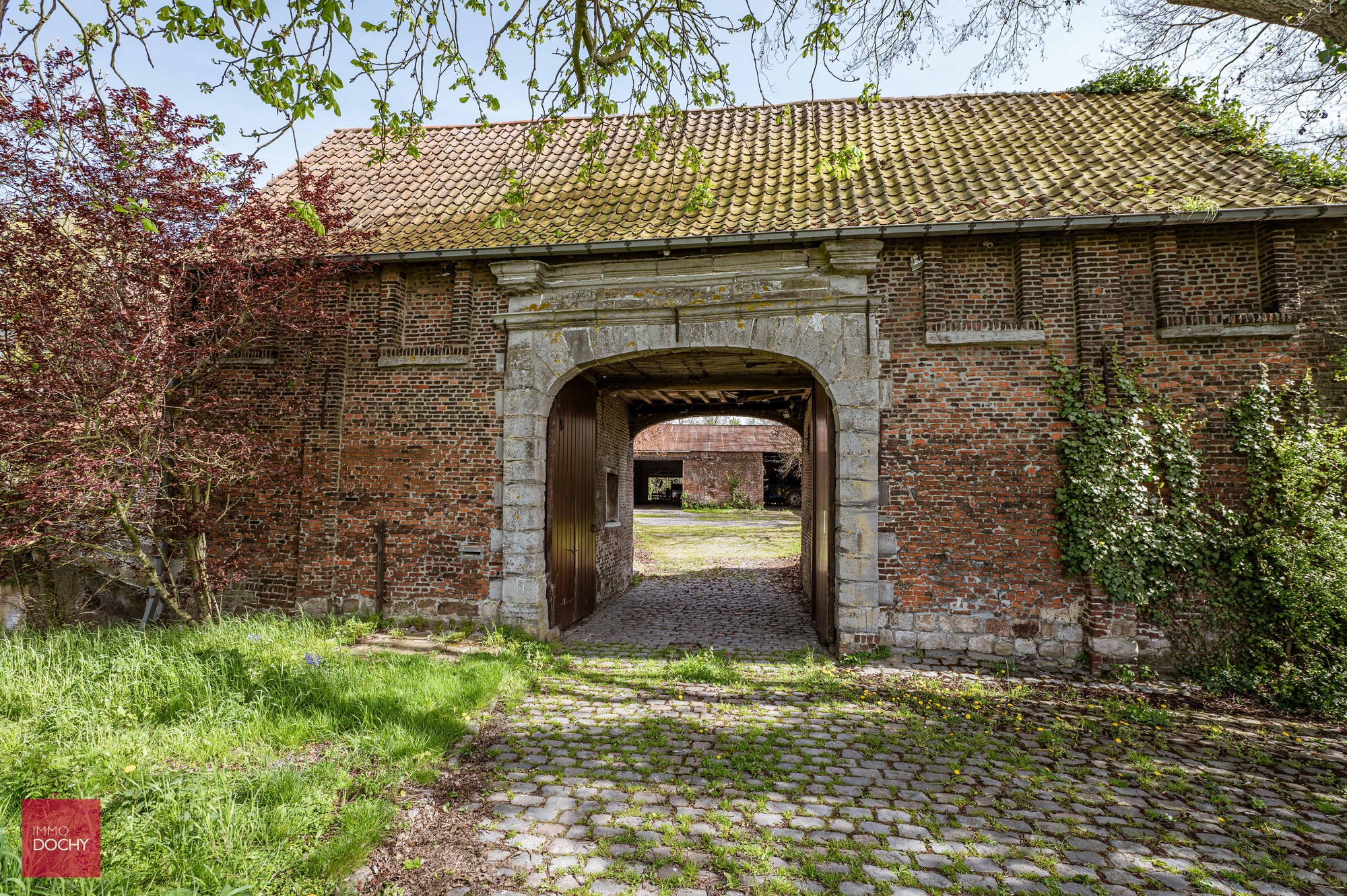 Historische omwalde hoeve met verschillende bijgebouwen - foto 2