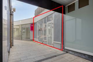 <p>Centraal gelegen handelspand in het hart van Waregem.</p>
<p> </p>
<p>Dit handelspand in de Stormestraat biedt een interessante opportuniteit voor wie een commerciële ruimte zoekt in het centrum van Waregem. Dankzij de centrale ligging geniet u van een vlotte bereikbaarheid en een goede zichtbaarheid in een levendige omgeving. Het pand bestaat uit 2 handelspanden die verbonden zijn. De polyvalente indeling maakt het pand geschikt voor diverse professionele activiteiten. Bovendien zorgt het EPC-label B voor een energiezuiniger gebruik van het gebouw.</p>
<p> </p>
<p>Belangrijkste ruimtes:<br />• Inkomhal met toegang tot de verschillende ruimtes.<br />• Polyvalente ruimte geschikt als winkel, kantoor of praktijkruimte.<br />• Keuken met praktische aansluitingen.<br />• Berging voor extra opslagruimte.<br />• Extra berging voor archief of stock.</p>
<p> </p>
<p>Troeven:<br />• Centrale ligging in het centrum van Waregem.<br />• Polyvalente commerciële ruimte met diverse mogelijkheden.<br />• Energiezuinig handelspand met EPC-label B.</p>
<p> </p>
<p>Neem vandaag nog contact op met je ERA-makelaar voor meer informatie of een bezoek.</p>
<p> </p>
<p>JOUW DROOMHANDELSPAND. ZO GEVONDEN!</p>